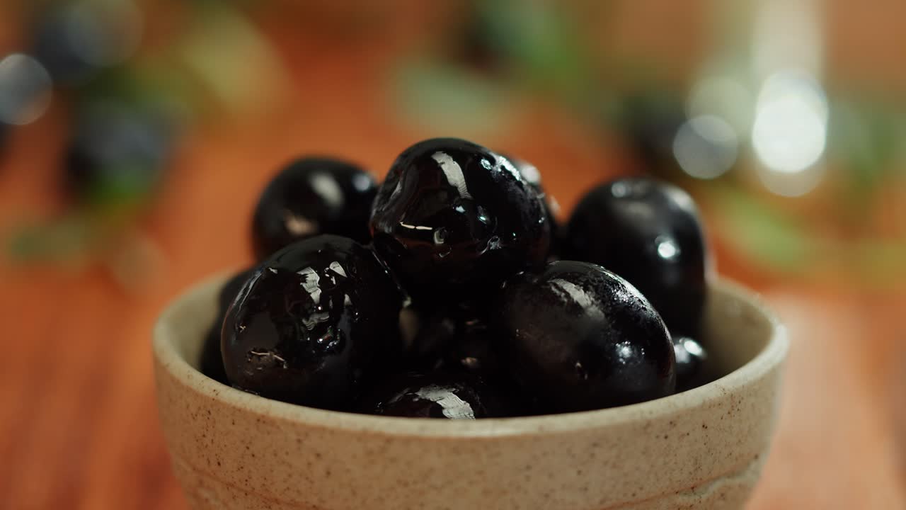 aceitunas negras en un cuenco