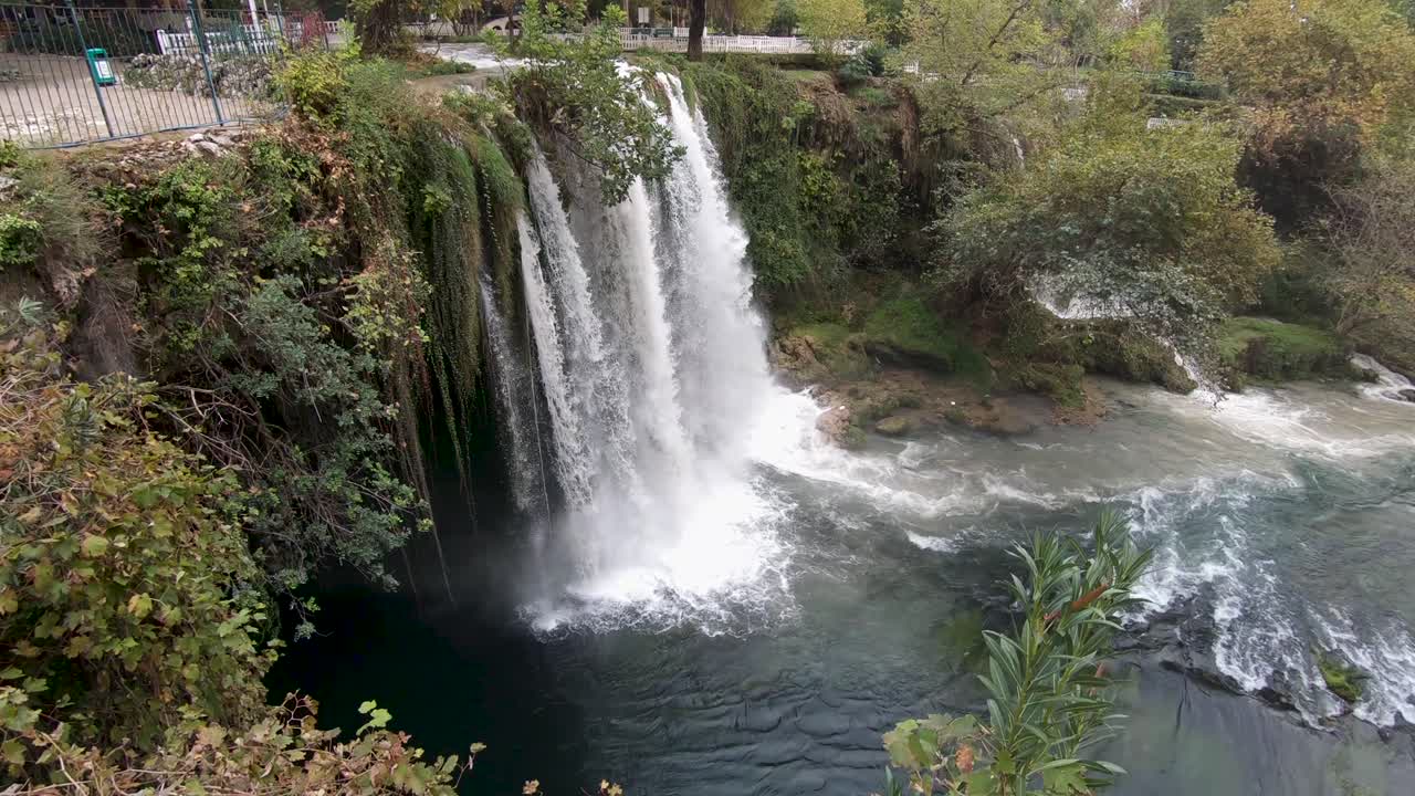 tiro inclinado de la cascada superior duden en cascada en la ciudad de antalya, turquía, luz del día brillante