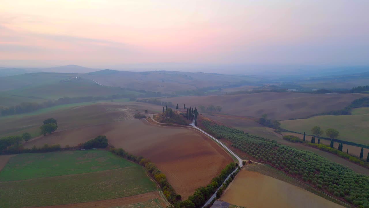 Meravigliosa vista aerea dall'alto di una casa con atmosfera mattutina in un ambiente rurale idilliaco, Toscana, Italia