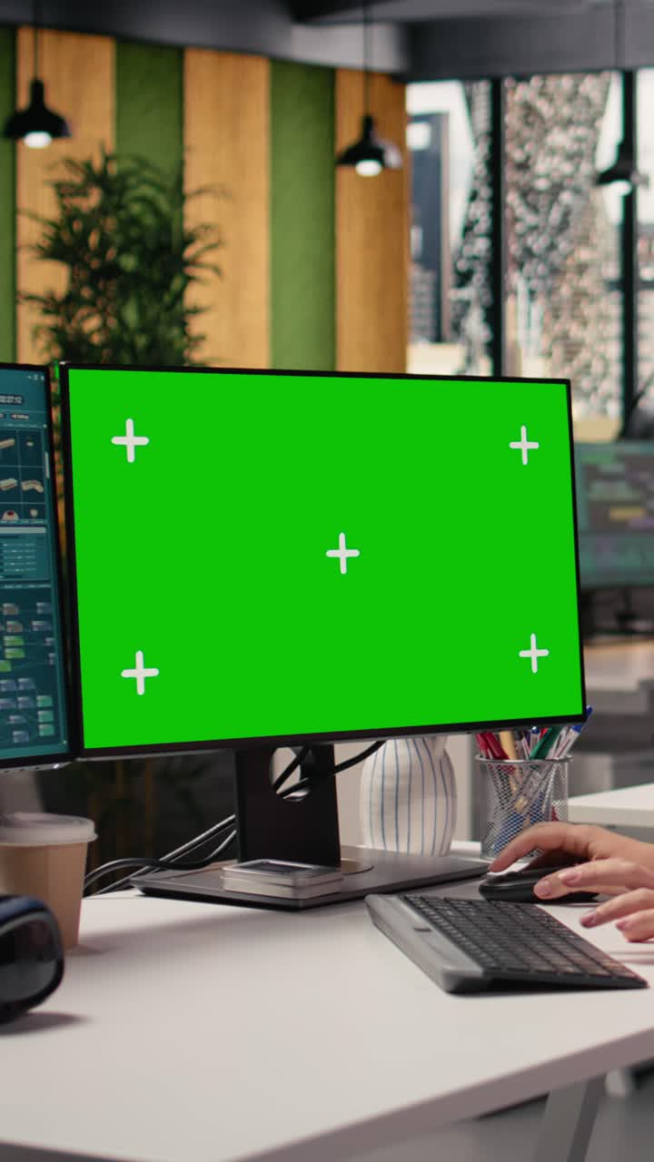 Vertikal video: Arkitektur 3D-software, isoleret Chroma Key, kvinde ved computer