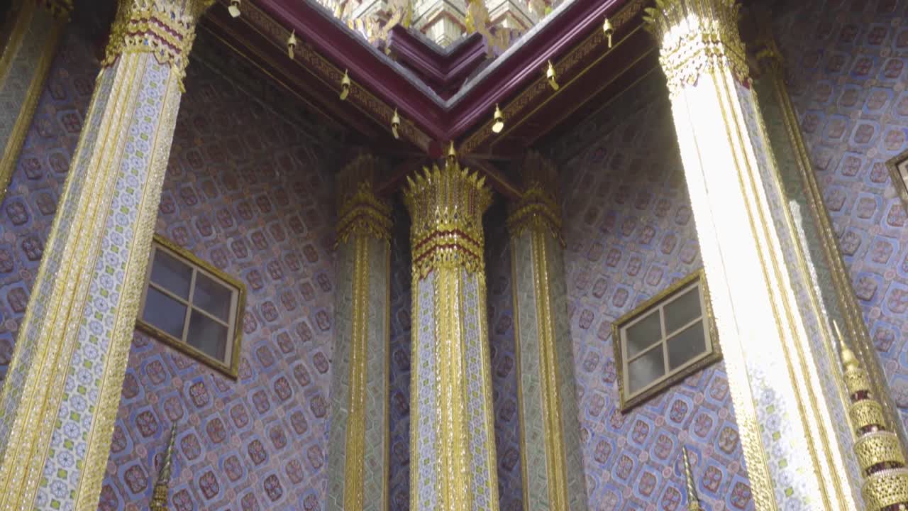 태국 방의 팬테온 밖의 기둥과 창문의 세부 사항