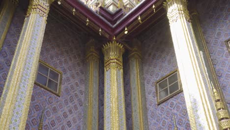 detalle de los pilares y ventanas fuera del panteón, bangkok, tailandia