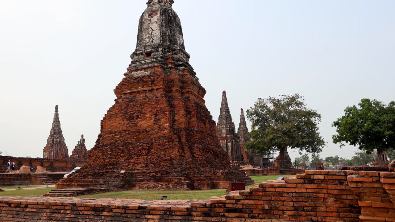 turistas caminando por las ruinas de antiguos templos