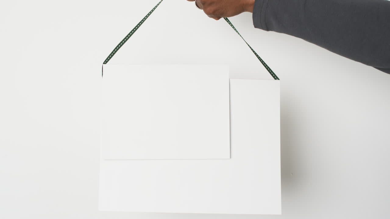 video de la mano de un hombre afroamericano con páginas en blanco, copia de espacio en fondo blanco