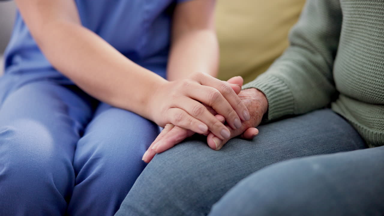 apoyo, esperanza y manos de la mujer mayor con la enfermera