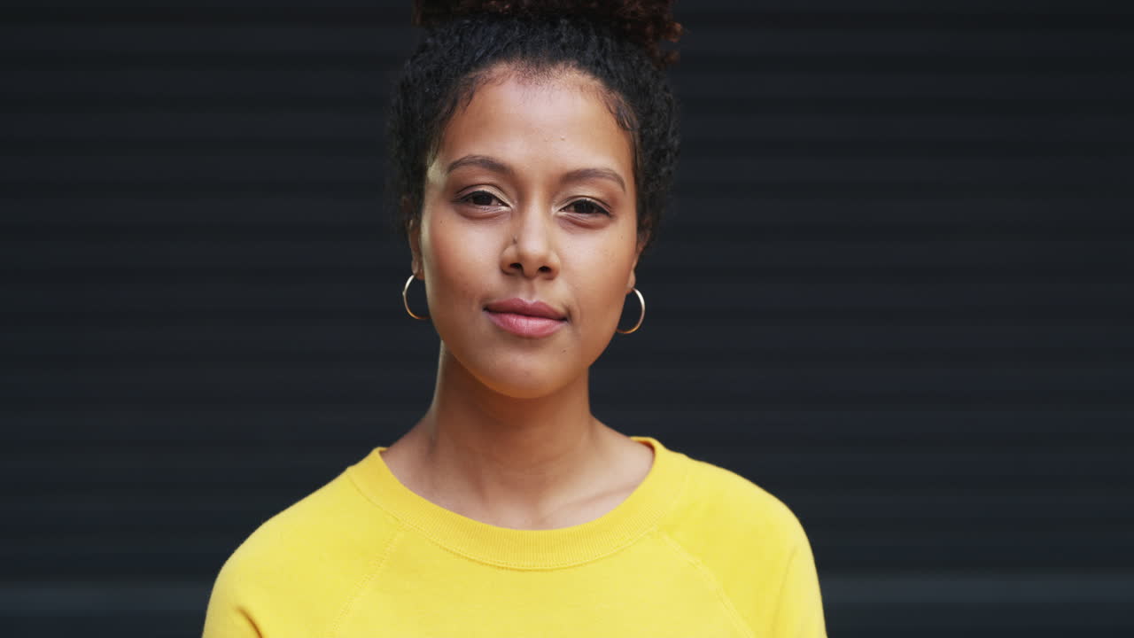 una mujer feliz haciendo una señal de "ok"