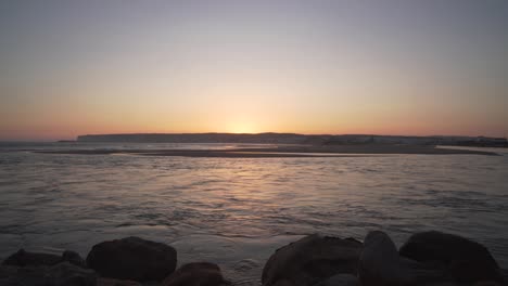 Fluss,-Der-Während-Des-Sonnenuntergangs-An-Der-Küste-Von-Cadiz,-Spanien,-Ins-Meer-Fließt