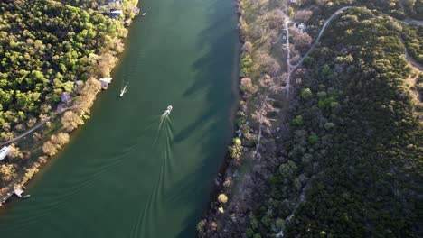 dwie łodzie przepływające w rzece colorado, lake austin, teksas