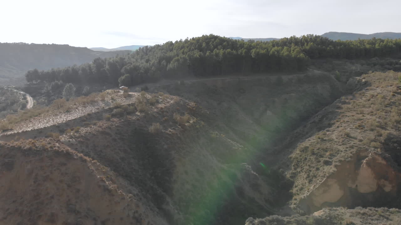 antena de drones rápidos sobre el épico paisaje montañoso español durante el día