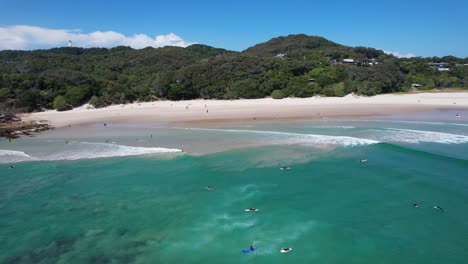 Turistas-Disfrutando-De-Vacaciones-De-Verano-En-Clarkes-Beach,-Nueva-Gales-Del-Sur,-Australia---Disparo-Aéreo-De-Drones