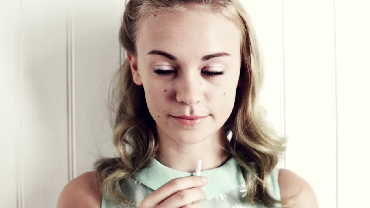 chica bonita bebiendo leche con paja