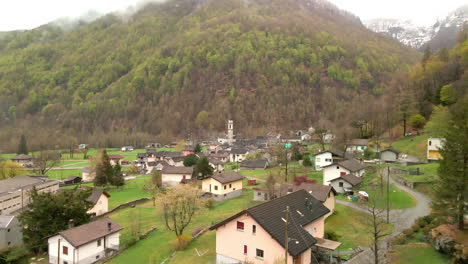 volando por encima de las casas en el pueblo de sonogno en el valle de verzasca, suiza - disparo de drones