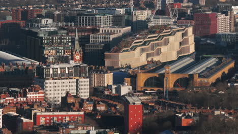 Toma-Aérea-Ajustada-De-Kings-Cross-Y-St-Pancras-Desde-El-Centro-De-Londres.