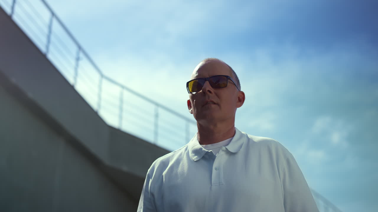 el hombre de lujo camina activo en el club de golf. los ancianos ricos disfrutan del fin de semana de verano del cielo azul.