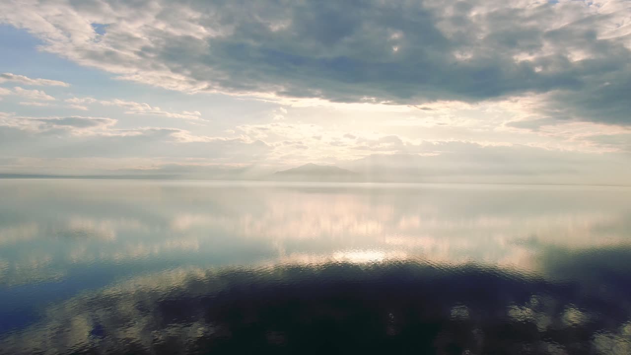 태양과 구름을 반사하는 소금 호수, 대칭, 미학, 공중 풍경, 파노라마 움직임, 빛 날씨, 예쁜 구름, 소금 바다에서 촬영