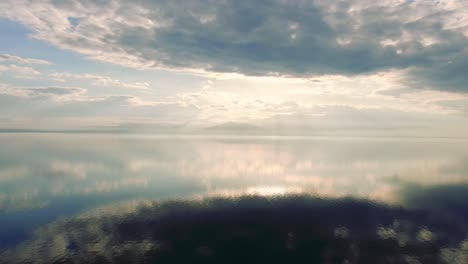 lago de sal que refleja el sol y las nubes, simetría paisaje aéreo estético movimiento panorámico, tiempo soleado, nubes bonitas, tiro en el mar de salton