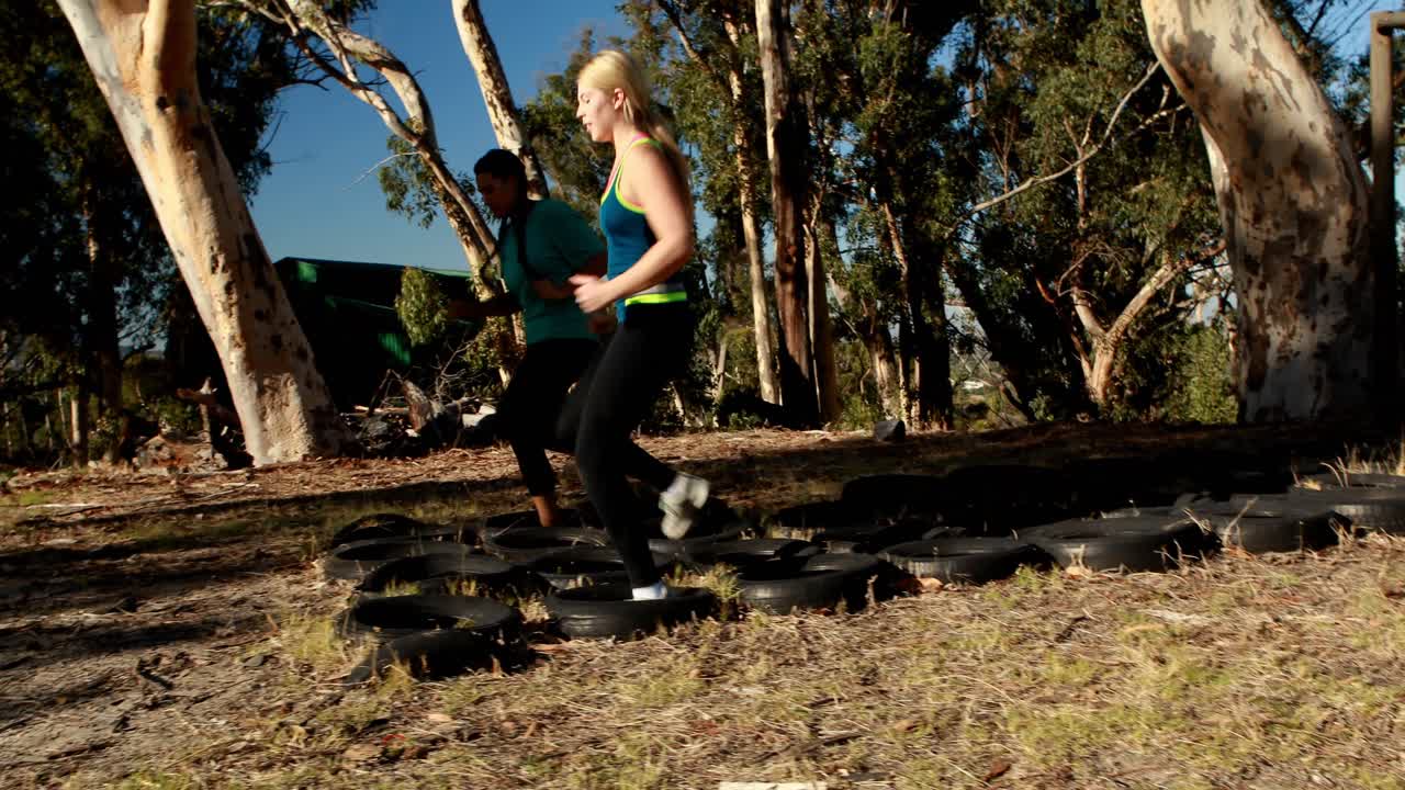 장애물 경주 도중 타이어 를 뛰어넘는 친구 들