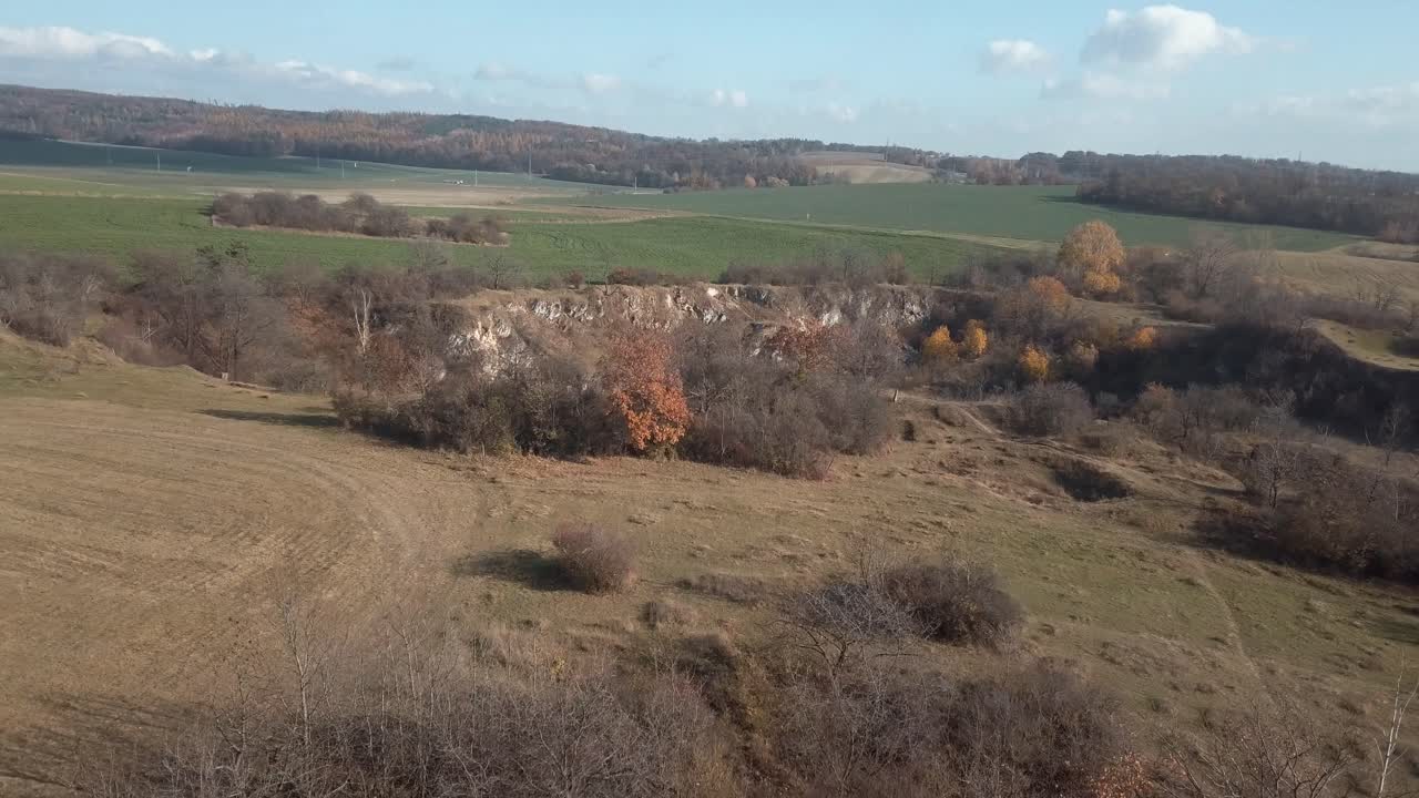 antena hacia atrás sobre el valle de la montaña alpina y campos verdes en otoño soleado