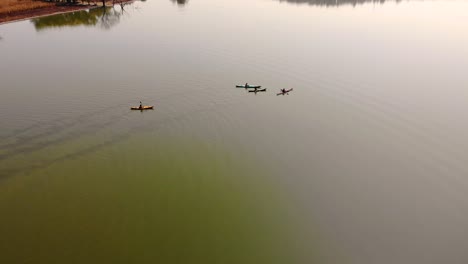 Perspectiva-Aérea-De-Piragüista-En-Aguas-Tranquilas-Y-Reflectantes-Del-Lago-En-México.