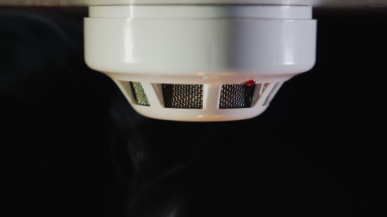 detektor kouře je spuštěn ohněm kouř a plameny jsou viditelné 4k video