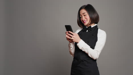 restaurant hostess texting messages to confirm reservations on phone app