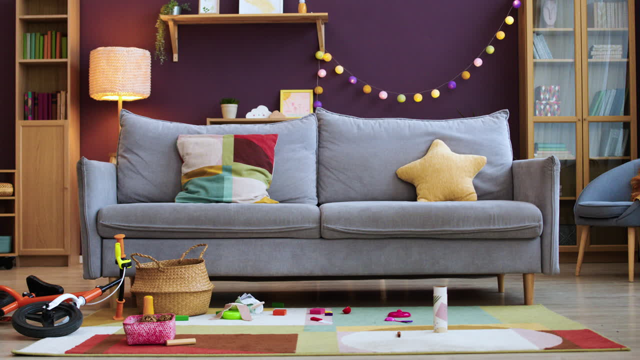 바닥 에 장난감 이 있는 거실