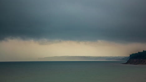 Gewitterwolken-Im-Zeitraffer-Mit-Nimbostratus-Wolken-Und-Regen,-Der-Auf-Den-Meereshorizont-Fällt