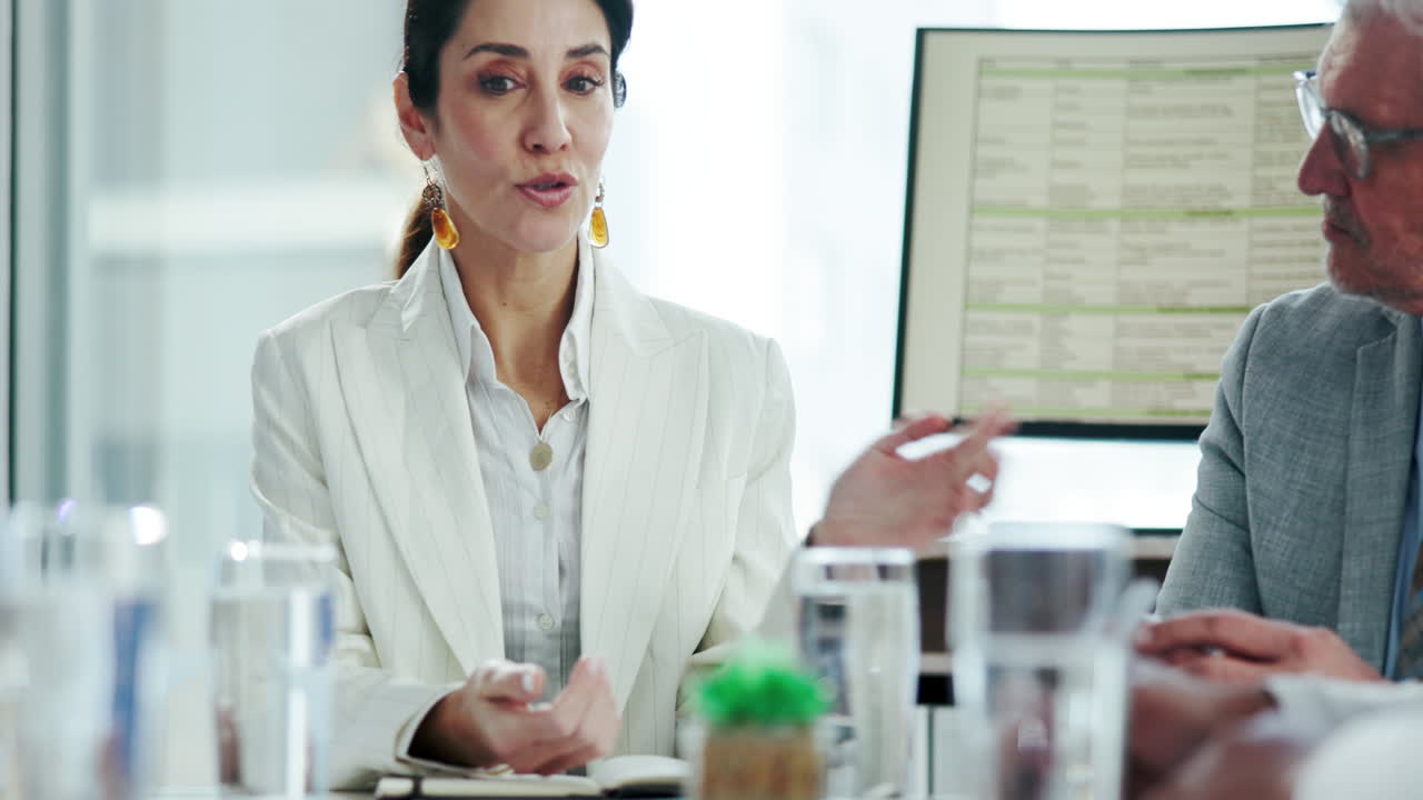 mujer de negocios en una reunión