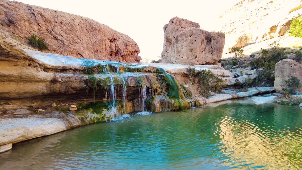 una cascada en el medio del desierto del sáhara argelia biskra