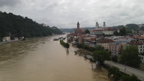 Luftaufnahme-Des-Regens-überfluteten-Flusses-Donau-Deutsche-Innenstadt-Passau