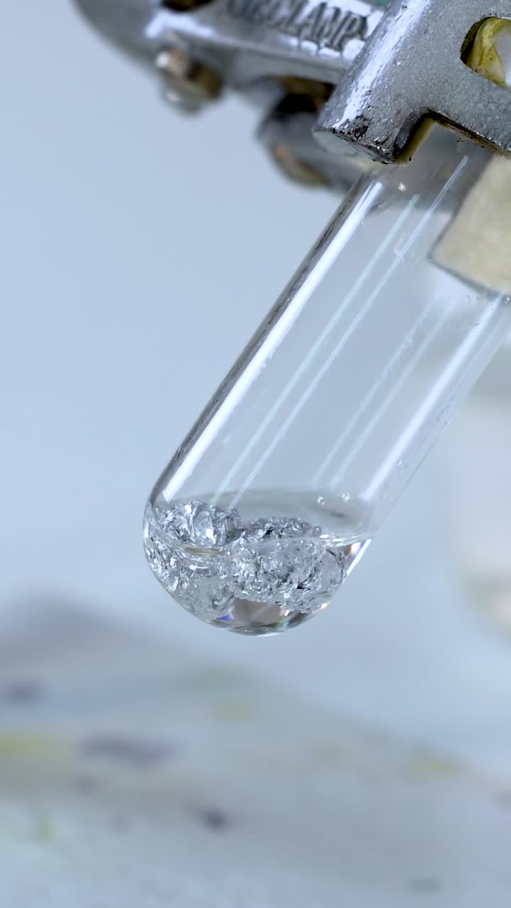 실험관에서 가스 거품을 생성하는 화학 반응