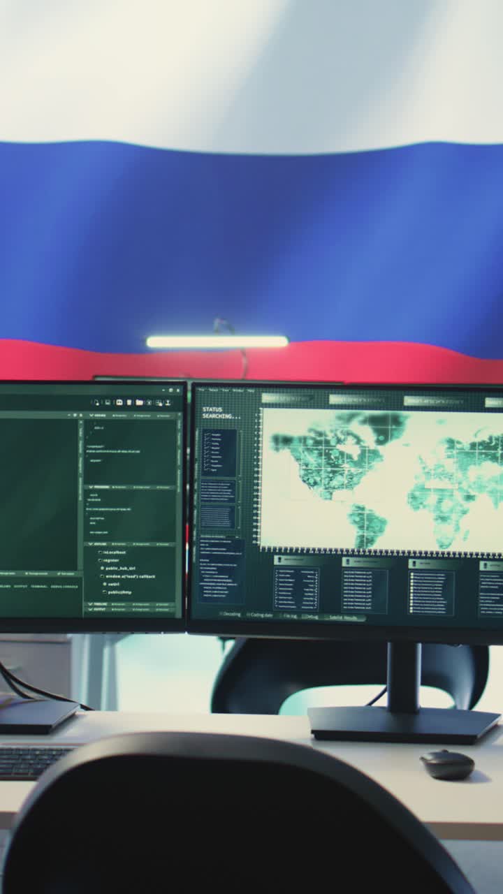 Ufficio moderno con computer che mostrano dati e bandiera russa