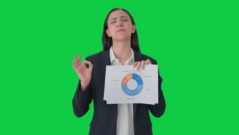mujer de negocios india feliz hablando con los empleados pantalla verde