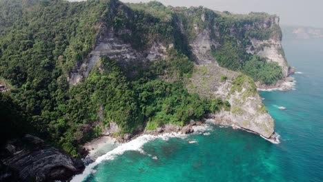 acantilados costeros con niebla en la costa de nusa penida en bali, indonesia