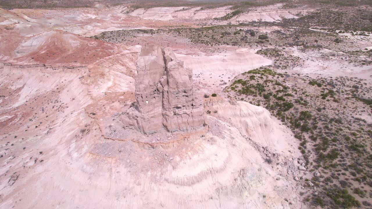 drone revelando los alrededores del pequeño pico y el bosque petrificado alrededor de bahia bustamante