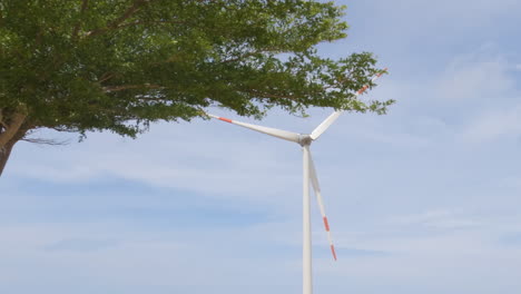 cámara lenta, turbina eólica generando energía renovable