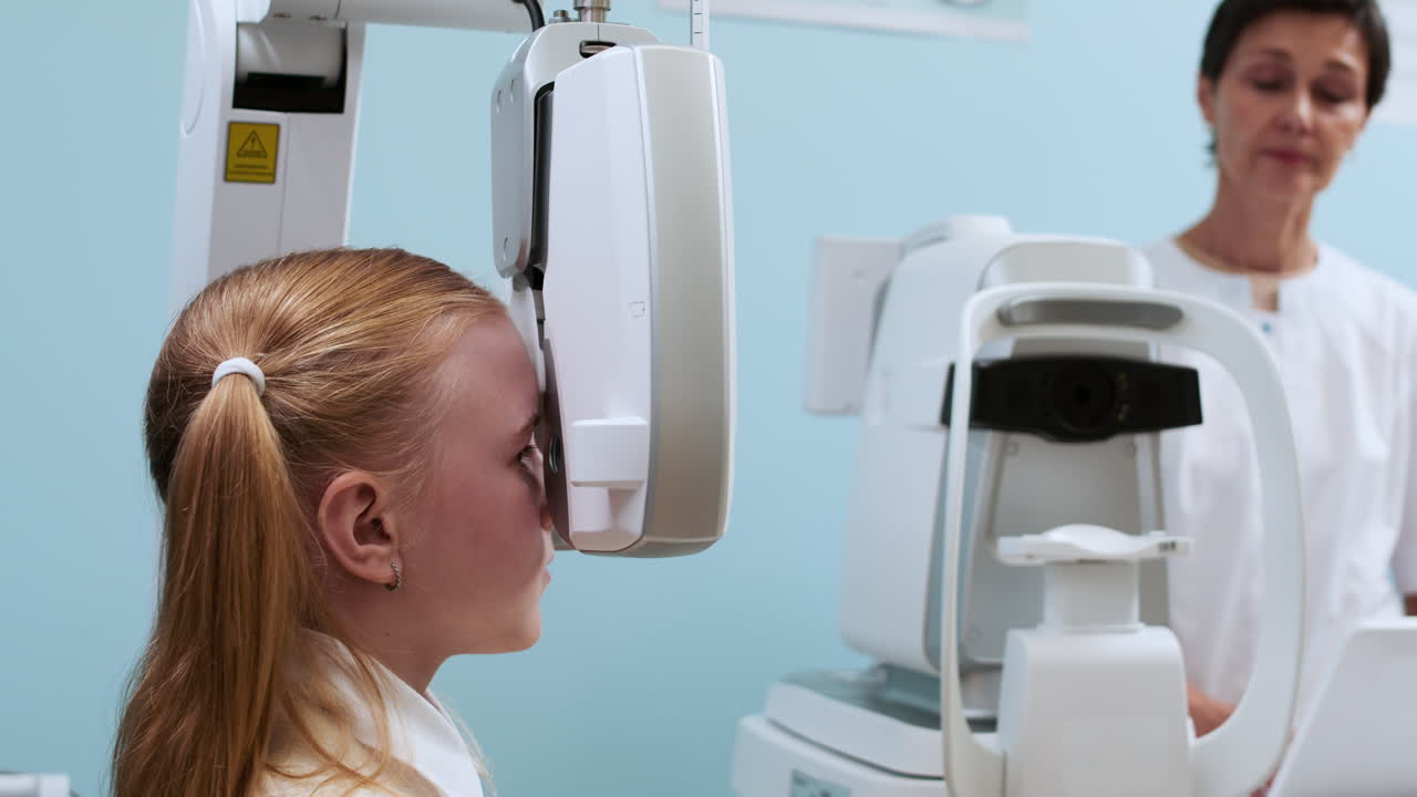 chica en el oftalmólogo