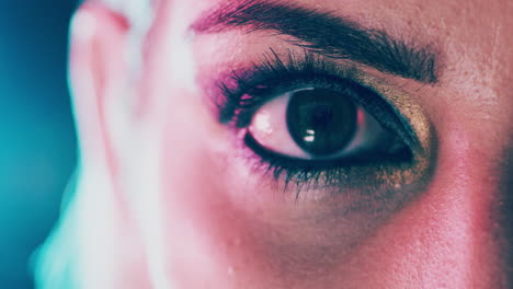el maquillaje de ojos es cualquier cosa menos aburrido.