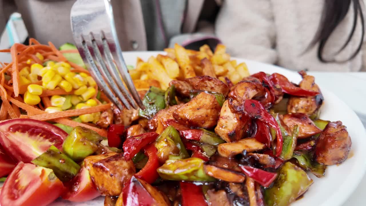 Piatto di pollo delizioso e sano con insalata e patatine fritte