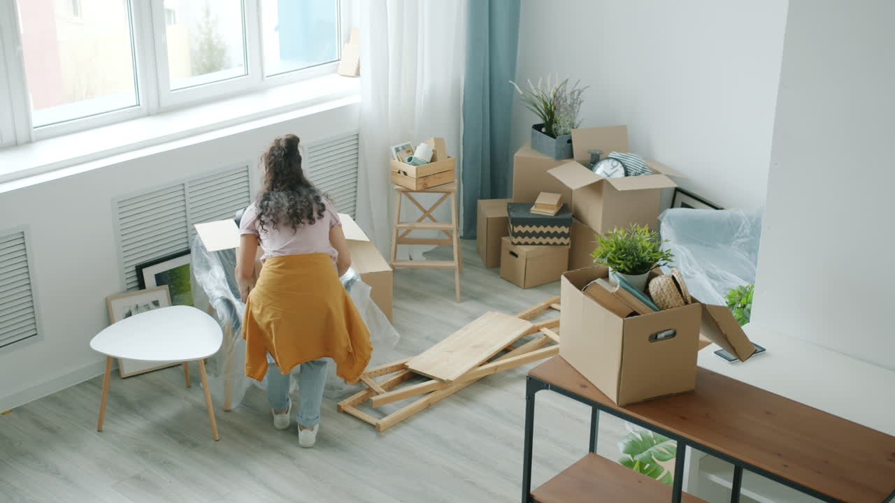 mujer mudándose a un nuevo apartamento