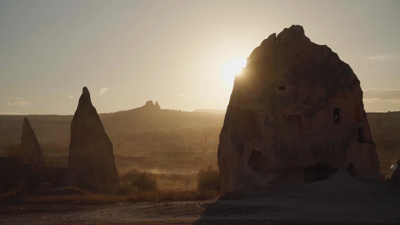 Pôr do sol dramático iluminando a cidade de Göreme na Capadócia, Turquia Central