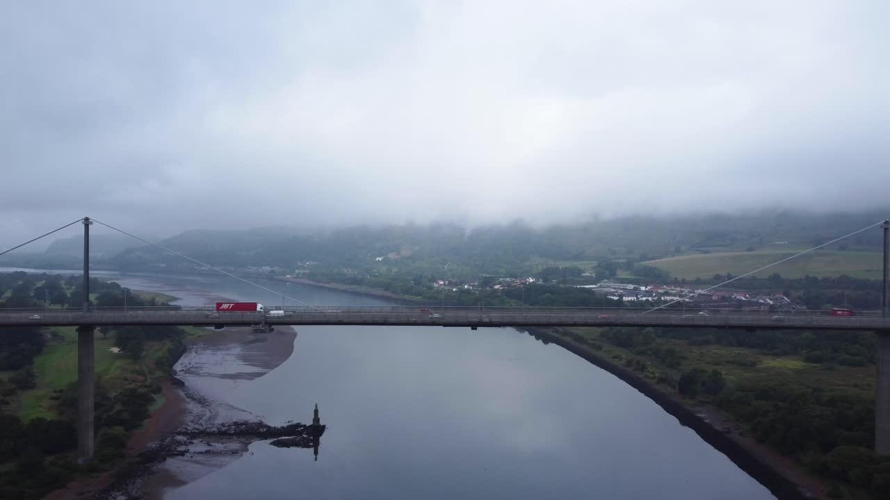 스코틀랜드의 강 클라이드에 있는 어스킨 다리 위를 운전하는 트럭, 고원으로 가는 관문 - 공중 드론 4k hd 영상, 오른쪽으로 날아