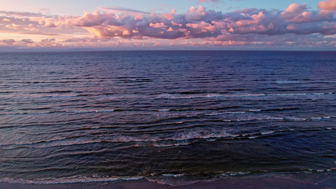 Tramonto sulla costa del Mar Baltico in Lettonia con onde delicate