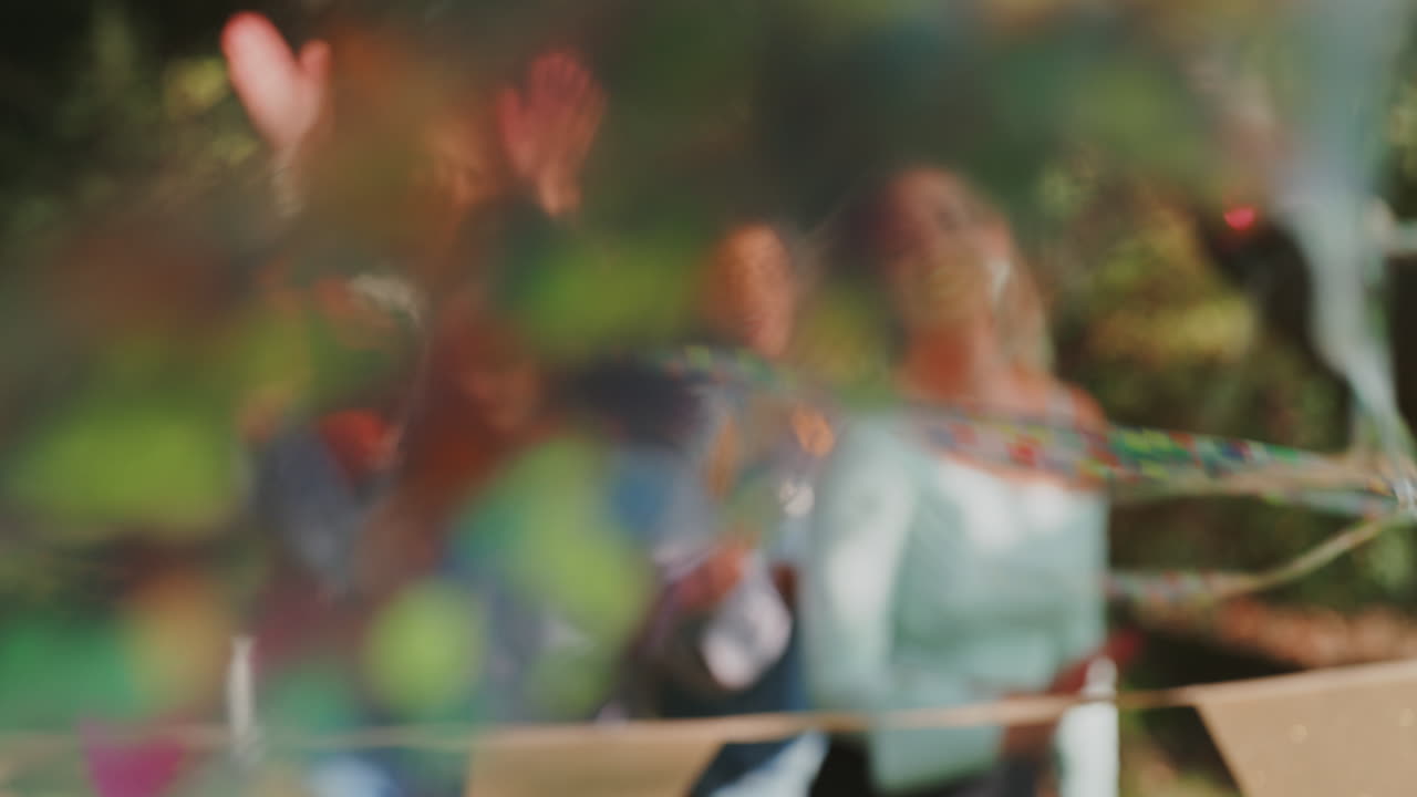 grupo de amigos disfrutando de una reunión al aire libre