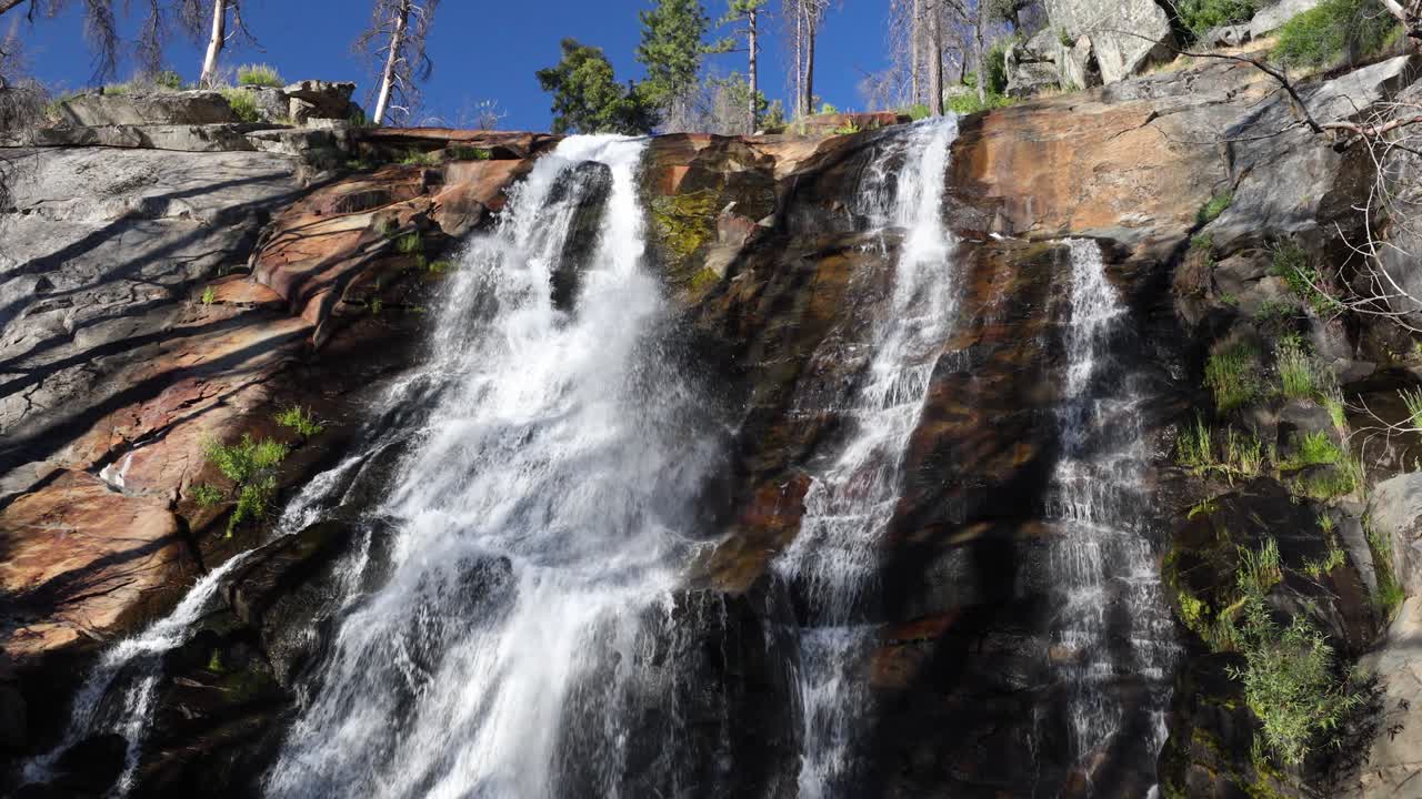 el bucle de las cataratas forestales