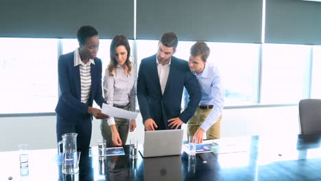 colegas de negocios discutiendo sobre computadora portátil y documento 4k