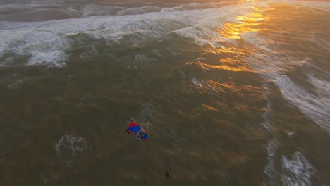 Drone-Vuela-Sobre-La-Cometa-Mientras-Un-Kitesurfer-Salta-En-Una-Playa-Holandesa