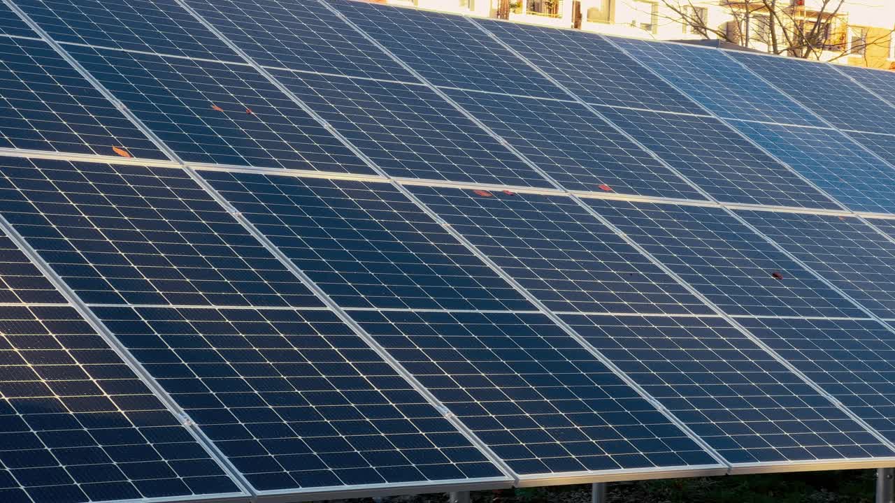 hileras de paneles solares inclinados para captar la luz del sol en el exterior