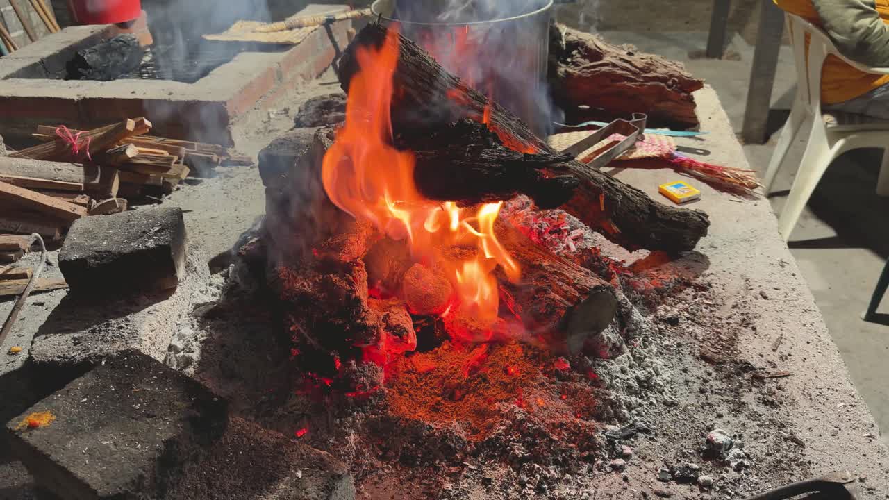 Api kompor tradisional dengan kayu kering di dapur sederhana