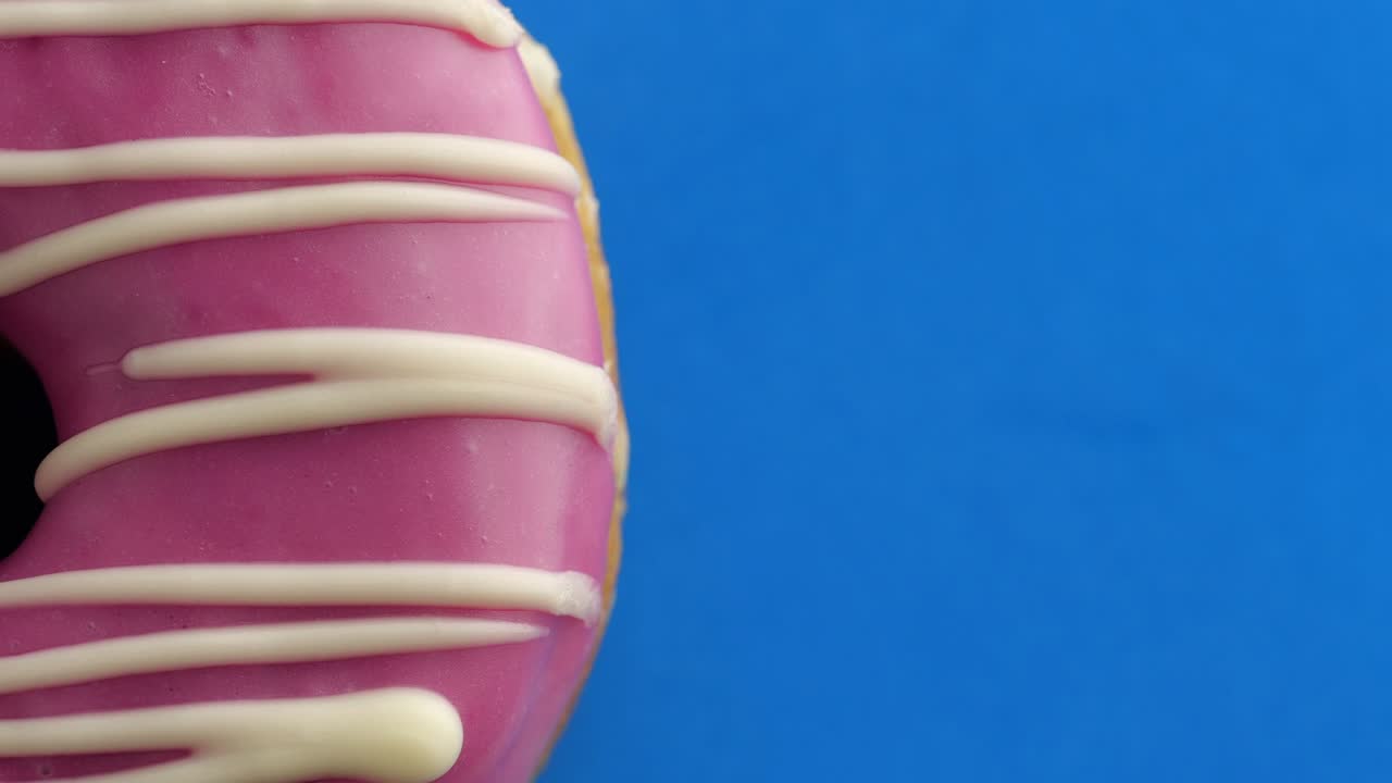 el donut glazado de primer plano.